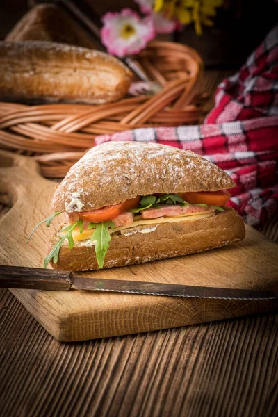 Tahta Bir Masada Peynirli Jambonlu Domatesli Üçlü Sandviç — Stok fotoğraf