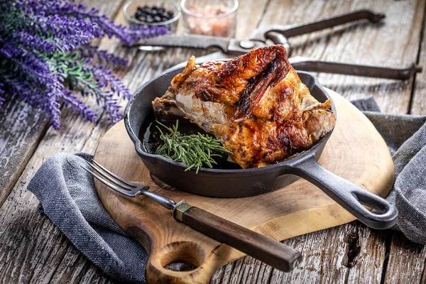 Pollo Asado Servido Sartén Hierro Fundido Vintage — Foto de Stock