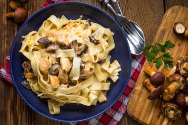 Orman mantarlı ve tavuklu Tagliatelle makarnası. Küçük alan derinliği.