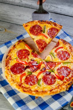 Pizza pepperonisi parçalara ayrılmış. Seçici odak.