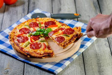 Pizza pepperonisi parçalara ayrılmış. Seçici odak.