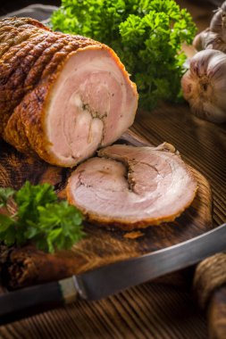 Fırında domuz pastırması ve ahşap kesim tahtasında baharatlar..