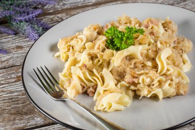 Lahana turşulu makarna ve pastırma. Seçici odak.