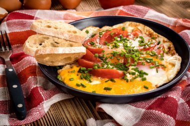 Tahta masada domatesli ev yapımı kızarmış yumurta..