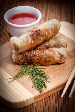 Tahta bir masada sebzeli kızarmış börek. Seçici odak.