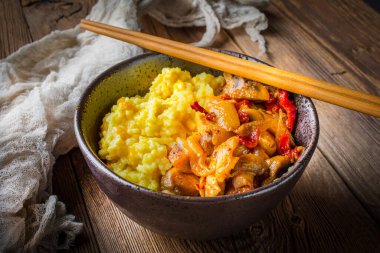 Tahta masada tavuk ve sebzeli safran pilavı..