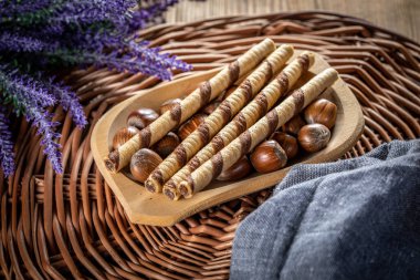 Fındık kremalı tatlı spiral tüpler. Seçici odak.