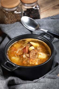 Geleneksel Rus ekşi lahana çorbası ahşap masada. Seçici odak.