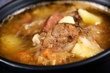 Geleneksel Rus ekşi lahana çorbası ahşap masada. Seçici odak.