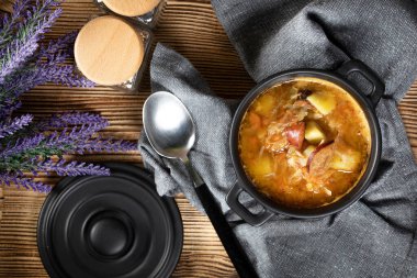 Geleneksel Rus ekşi lahana çorbası ahşap masada. Seçici odak.