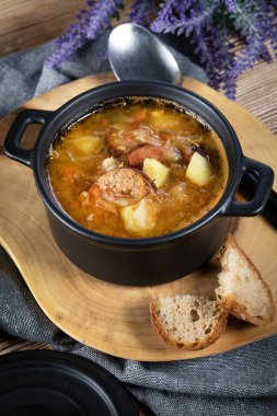 Geleneksel Rus ekşi lahana çorbası ahşap masada. Seçici odak.