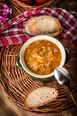 Geleneksel Rus ekşi lahana çorbası hasır peçetede.