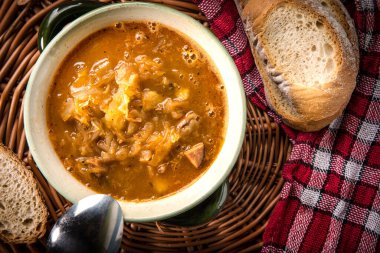 Hasır peçeteye geleneksel Rus ekşi lahana çorbası. Üst görünüm.