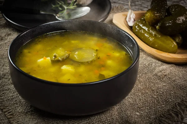 Вегетарианский Огуречный Суп Темной Чаше — стоковое фото