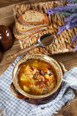 Geleneksel Rus ekşi lahana çorbası ahşap masada. Seçici odak.