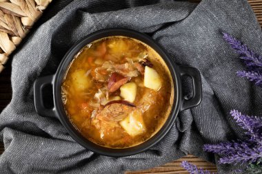 Geleneksel Rus ekşi lahana çorbası ahşap masada. Seçici odak.