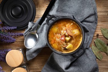 Geleneksel Rus ekşi lahana çorbası ahşap masada. Seçici odak.