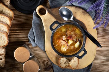 Geleneksel Rus ekşi lahana çorbası ahşap masada. Seçici odak.