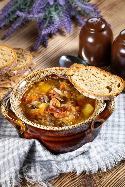 Sopa Repolho Azedo Russa Tradicional Mesa Madeira Foco Seletivo — Fotografia de Stock