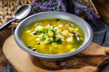 Sebzeli ve tavuklu Polonya arpa çorbası - krupnik.