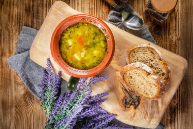 Sebzeli ve tavuklu Polonya arpa çorbası - krupnik.