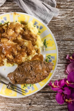 Patates ve sosla servis edilen lezzetli sığır rölesi..