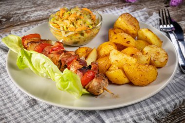 Şiş kebap - terbiye edilmiş et ve sebze parçaları şiş üzerinde pişirilip servis edilir..