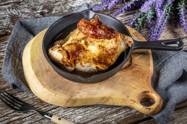 Kaliteli demir tavada servis edilen kızarmış tavuk..