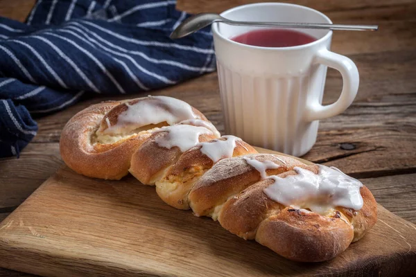 Braided Sweet Bun Cutting Board Selective Focus — Stock Photo, Image