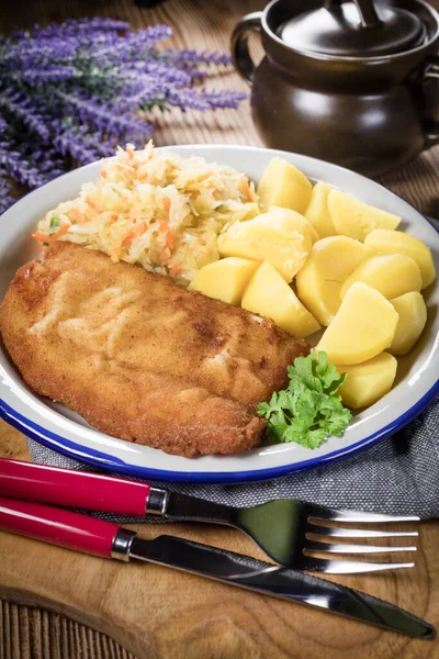 Poisson Pané Avec Pomme Terre Salade Choucroute Pour Dîner Concentration — Photo