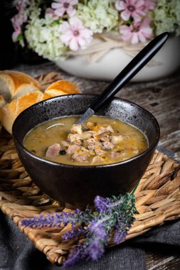 Tavuk midesi ve sebzeden yapılmış sıcak işkembe çorbası..