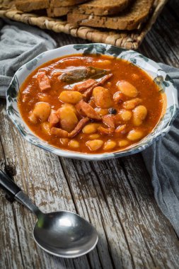 Domates soslu fasulye, pastırma ve sosis. Seçici odak.