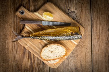 Tütsülenmiş uskumru ve ekmek..