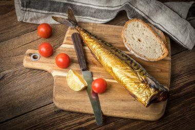 Tütsülenmiş uskumru ve ekmek..