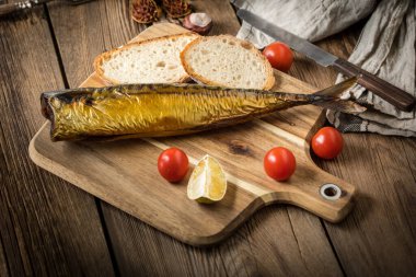 Tütsülenmiş uskumru ve ekmek..