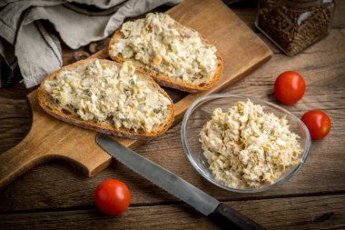 Ev yapımı uskumru balıklı ekmek dilimi..