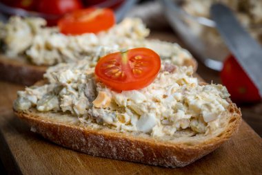 Ev yapımı uskumru balıklı ekmek dilimi..