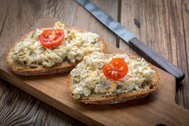 Ev yapımı uskumru balıklı ekmek dilimi..