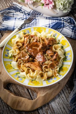 Erişteli domuz yahnisi. Sığ alan derinliği.