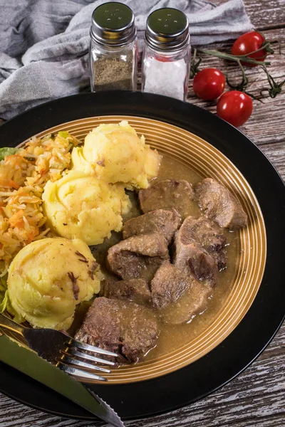 Lenguas Cerdo Estofadas Salsa Rábano Picante Servidas Con Papas Ensalada —  Fotos de Stock