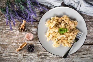 Lahana turşulu makarna ve pastırma. Seçici odak.