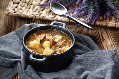 Geleneksel Rus ekşi lahana çorbası ahşap masada. Seçici odak.