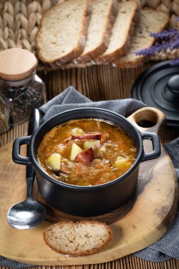 Geleneksel Rus ekşi lahana çorbası ahşap masada. Seçici odak.