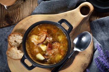 Geleneksel Rus ekşi lahana çorbası ahşap masada. Seçici odak.