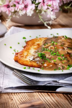 Tahta masada mantar soslu çıtır patatesli krep..