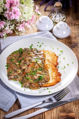 Tahta masada mantar soslu çıtır patatesli krep..