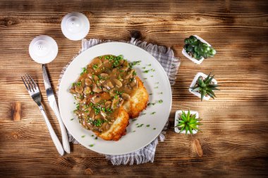Tahta masada mantar soslu çıtır patatesli krep..
