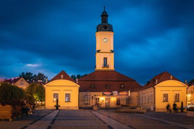 BIALYSTOK, POLAND - 31 Temmuz 2019: Kosciusko Meydanı ile Bialystok Belediyesi, Polonya. 