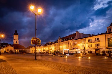 BIALYSTOK, POLAND - 31 Temmuz 2019: Kosciusko Meydanı ile Bialystok Belediyesi, Polonya. 