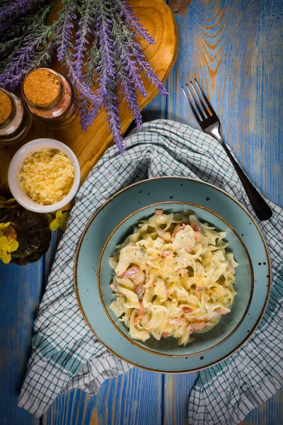 Tagliatelle Mosse Carbonara Bowl Wooden Table Shallow Depth Field — Stock Photo, Image